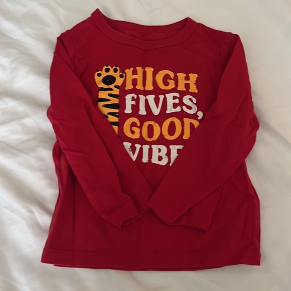 12 to 8 month old the children’s Place long sleeve red T-shirt - Picture 2 of 4